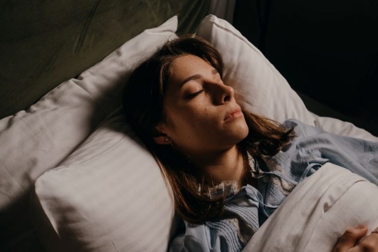 схематическое изображение фаз сна и связанных с ними изменений дыхательного ритма